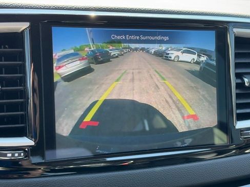 Used 2023 Chrysler Pacifica Touring-L FWD image 27