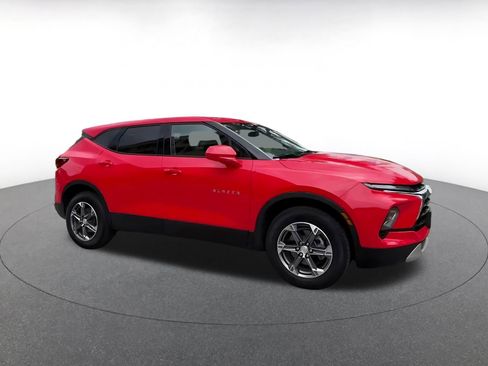 Used 2025 Chevrolet Blazer LT FWD image 2