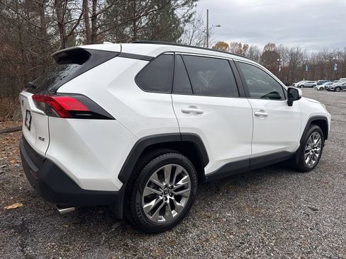 Used 2019 Toyota RAV4 XLE Premium image 10