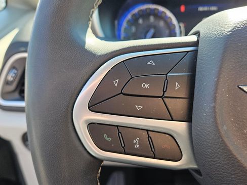 Used 2023 Chrysler Pacifica Touring-L image 27