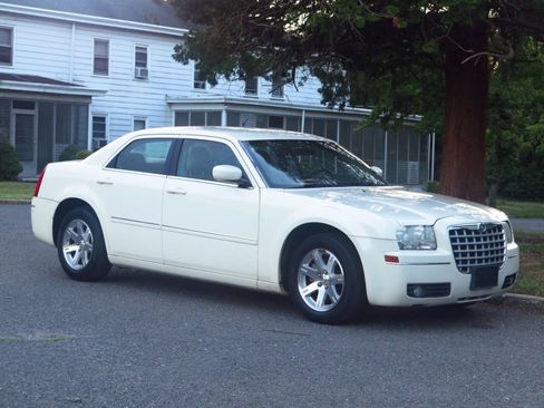 Used 2006 Chrysler 300 Touring w/ Comfort/Convenience Group RWD image 6