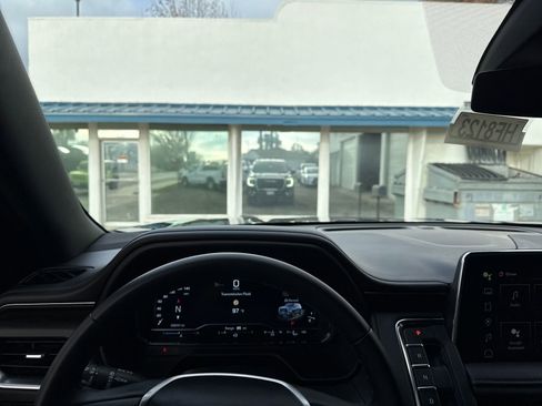 Used 2024 GMC Yukon SLE w/ Gmc Pro Safety Plus Package image 13