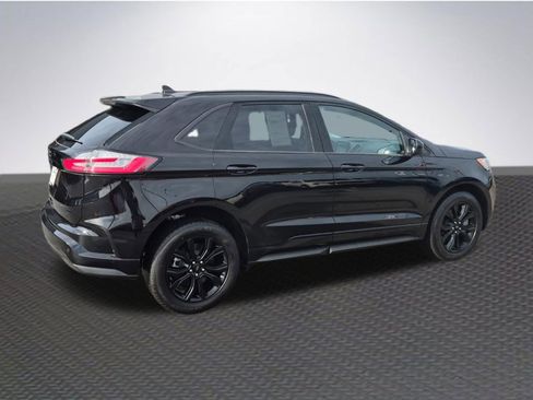 Used 2024 Ford Edge SE w/ Black Appearance Package image 4