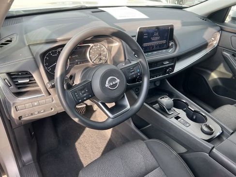 Used 2024 Nissan Rogue SV image 10