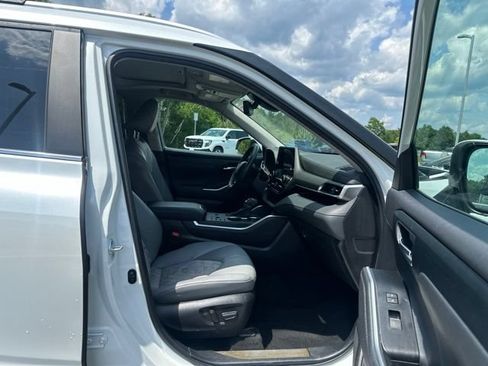 Used 2023 Toyota Highlander Bronze Edition AWD/4WD image 12