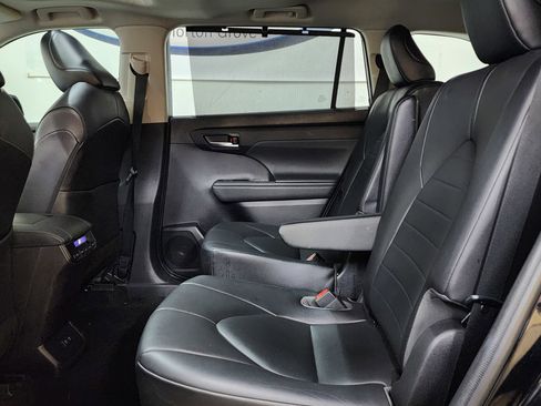 Used 2021 Toyota Highlander XLE image 17