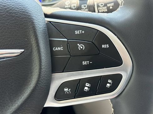 Used 2024 Chrysler Pacifica Touring-L FWD image 29