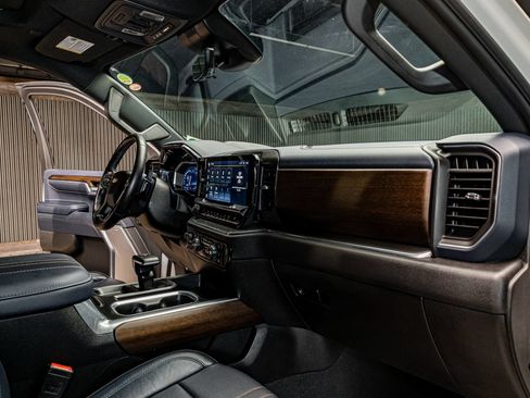 Used 2024 Chevrolet Silverado 1500 High Country w/ Technology Package AWD/4WD image 18