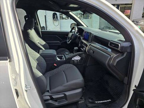 Certified 2025 Toyota Tacoma SR5 AWD/4WD image 11