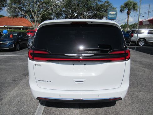 Used 2025 Chrysler Pacifica Select FWD image 7