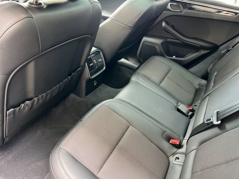 Certified 2025 Porsche Macan image 14