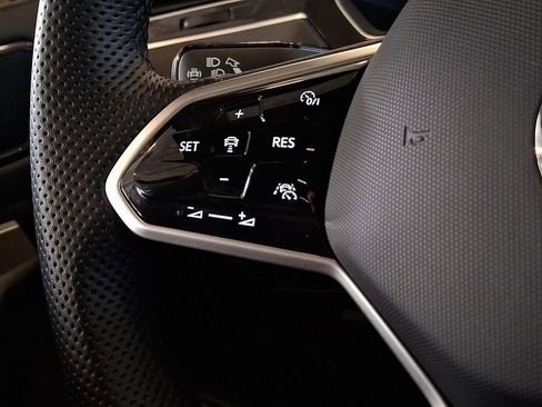 Used 2024 Volkswagen Tiguan SE R-Line image 23