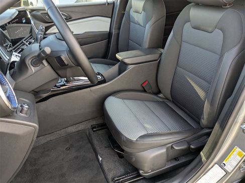 Used 2025 Chevrolet Trax LT w/ LT Convenience Package image 17