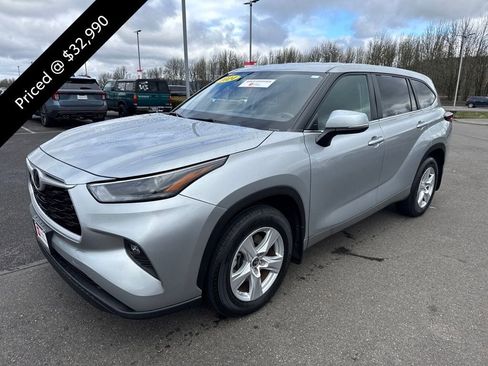 Used 2024 Toyota Highlander LE AWD/4WD image 4