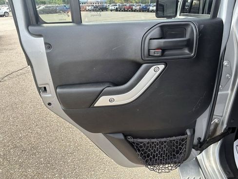 Used 2017 Jeep Wrangler Unlimited Sahara w/ Dual Top Group AWD/4WD image 15
