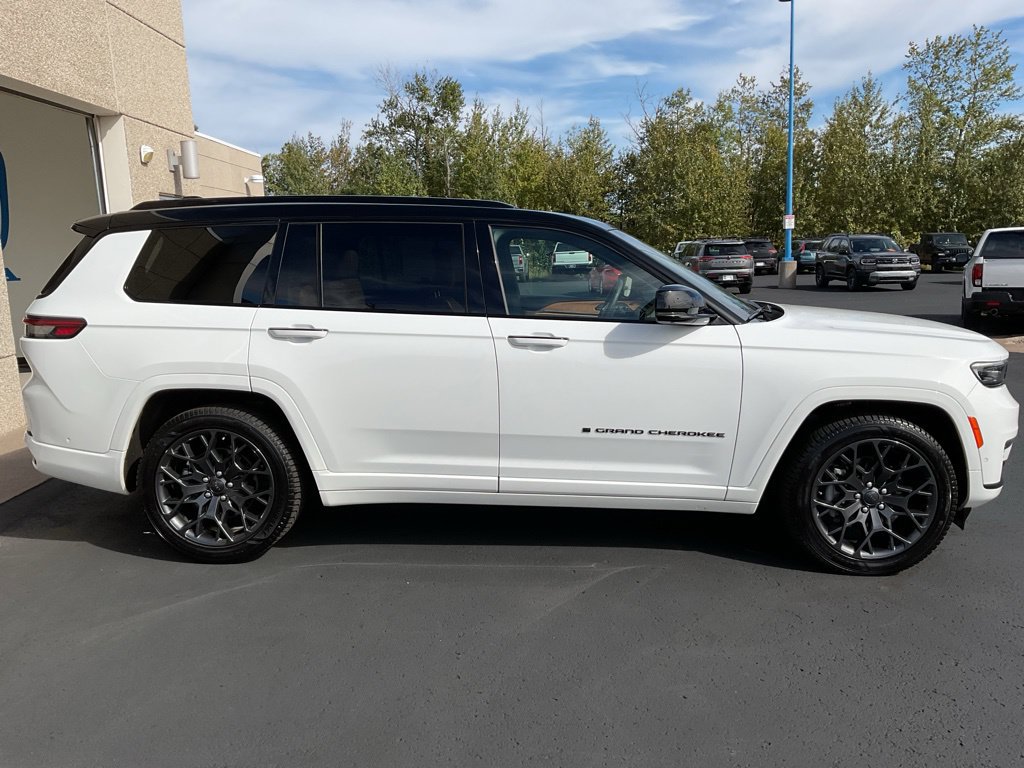Used 2023 Jeep Grand Cherokee L Summit AWD/4WD image 4