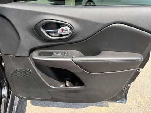 Used 2019 Jeep Cherokee Latitude Plus FWD image 23