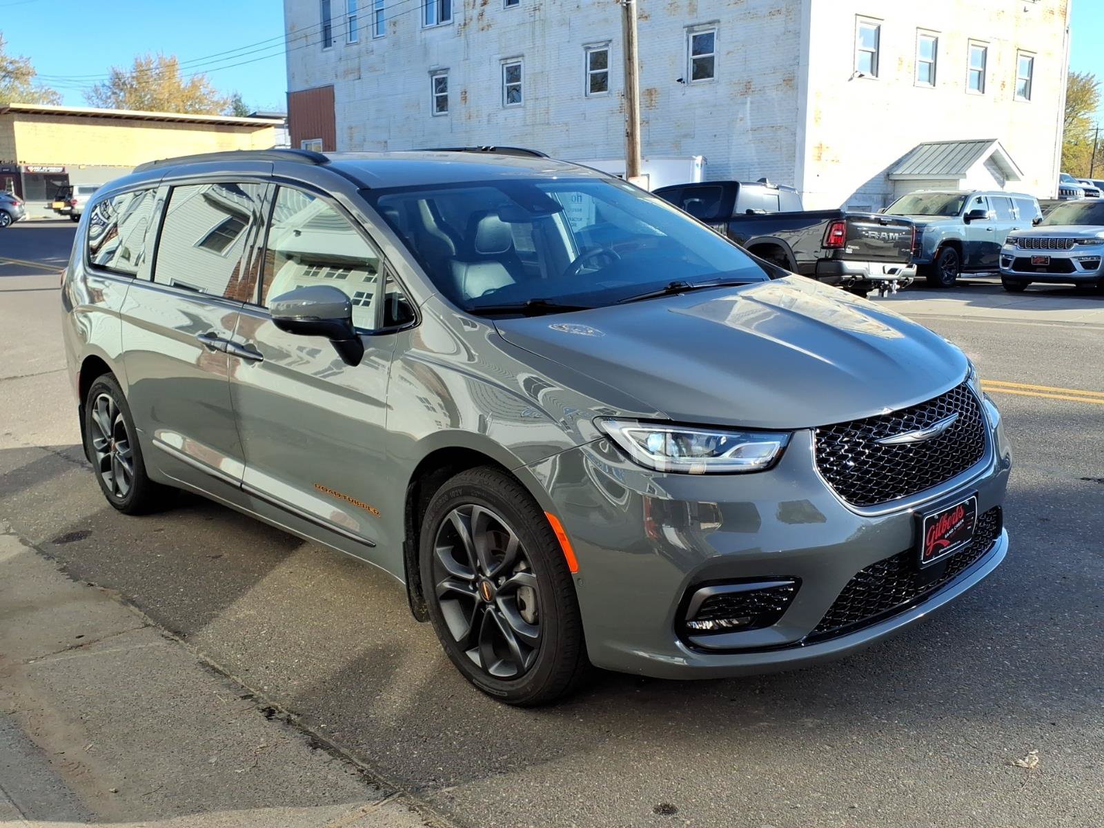 Used 2023 Chrysler Pacifica Touring-L w/ Road Tripper Package AWD/4WD image 4
