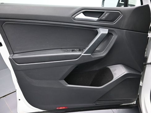 Used 2020 Volkswagen Tiguan SE image 12