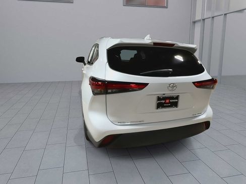 Used 2022 Toyota Highlander XLE AWD/4WD image 7
