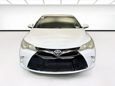 Used 2015 Toyota Camry SE FWD image 2