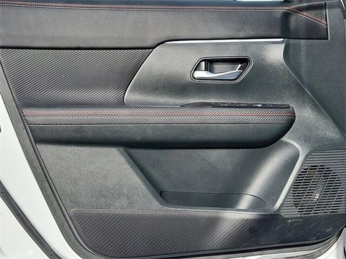 Certified 2025 Nissan Kicks SR image 21