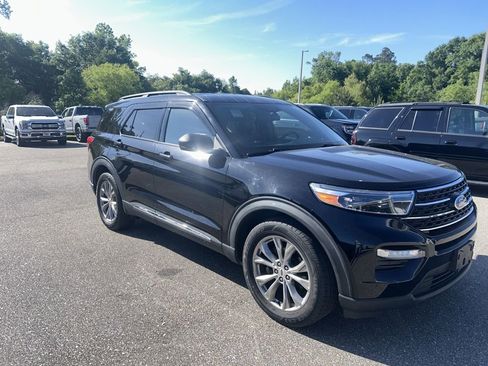 Used 2020 Ford Explorer XLT w/ Equipment Group 202A RWD image 2