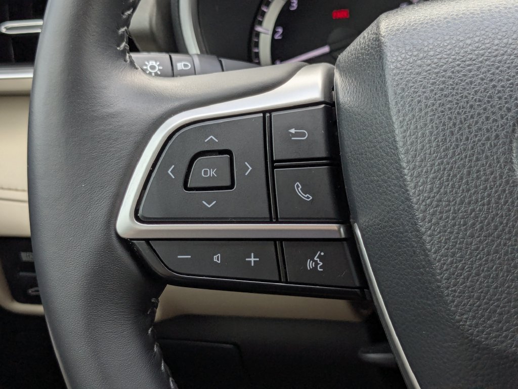 Used 2024 Toyota Highlander XLE FWD image 30