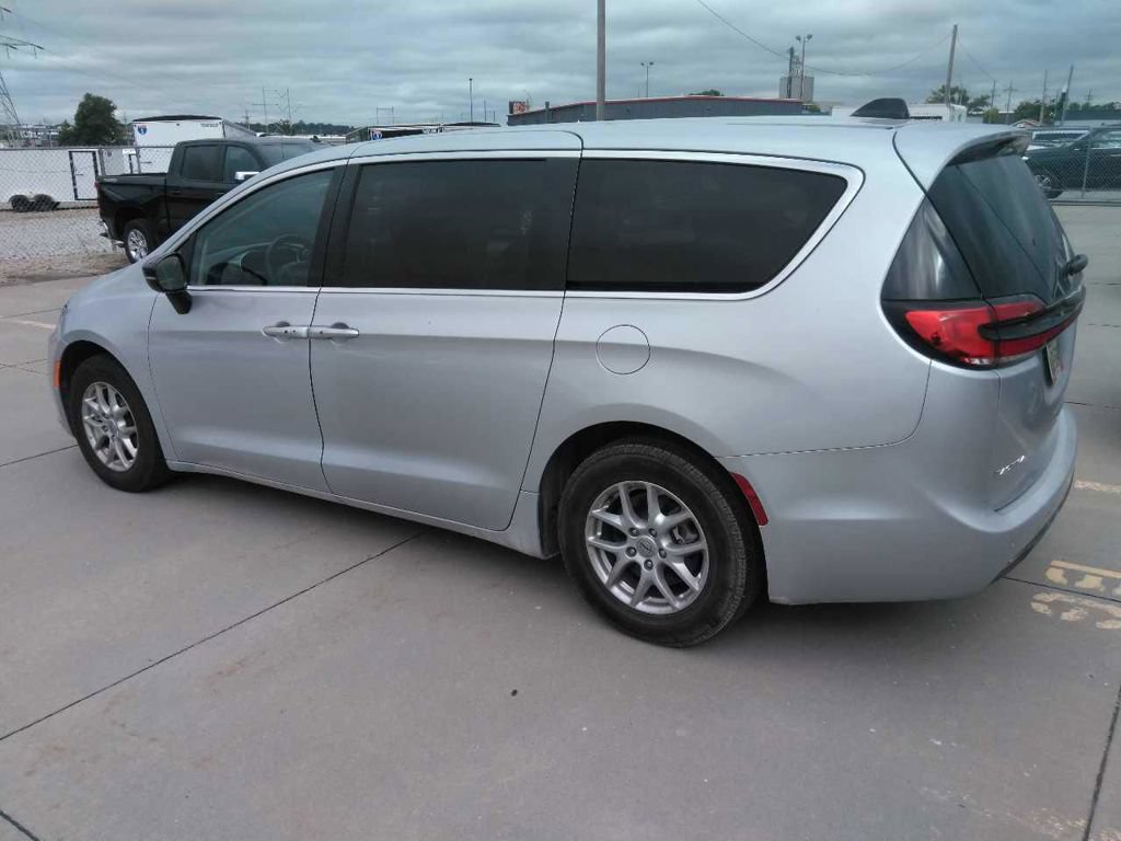 Used 2024 Chrysler Pacifica Touring-L FWD image 5