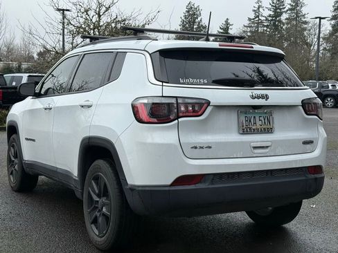 Used 2022 Jeep Compass Latitude image 3