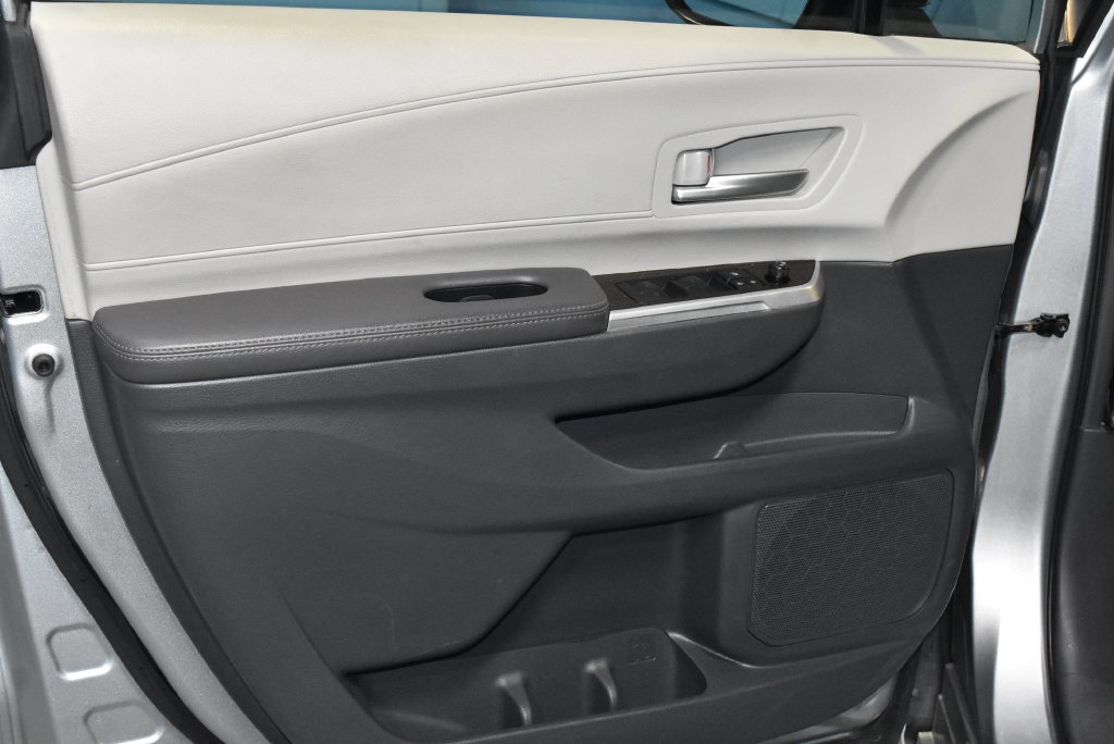 Used 2024 Toyota Sienna XLE FWD image 4