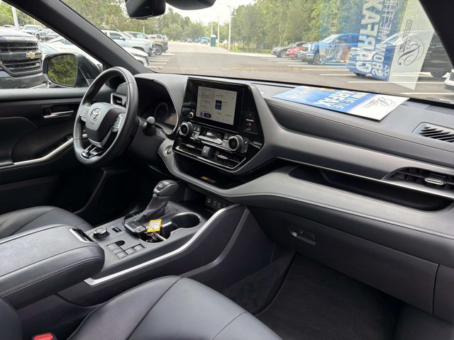 Used 2025 Toyota Highlander XSE AWD/4WD image 18