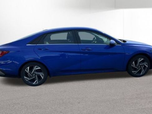 Used 2025 Hyundai Elantra Limited FWD image 11
