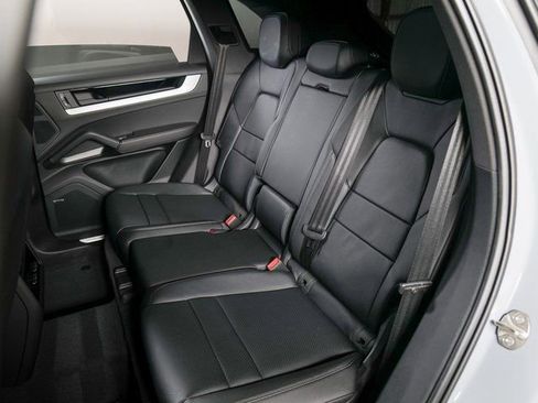 Certified 2025 Porsche Cayenne image 11