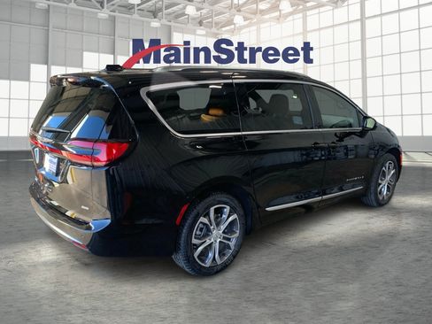 New 2026 Chrysler Pacifica Pinnacle image 5