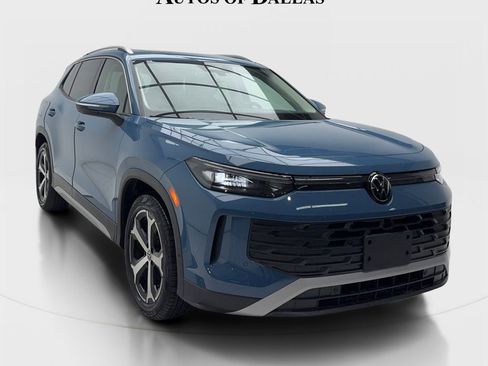 Used 2025 Volkswagen Tiguan SE w/ Panoramic Sunroof Package FWD image 2