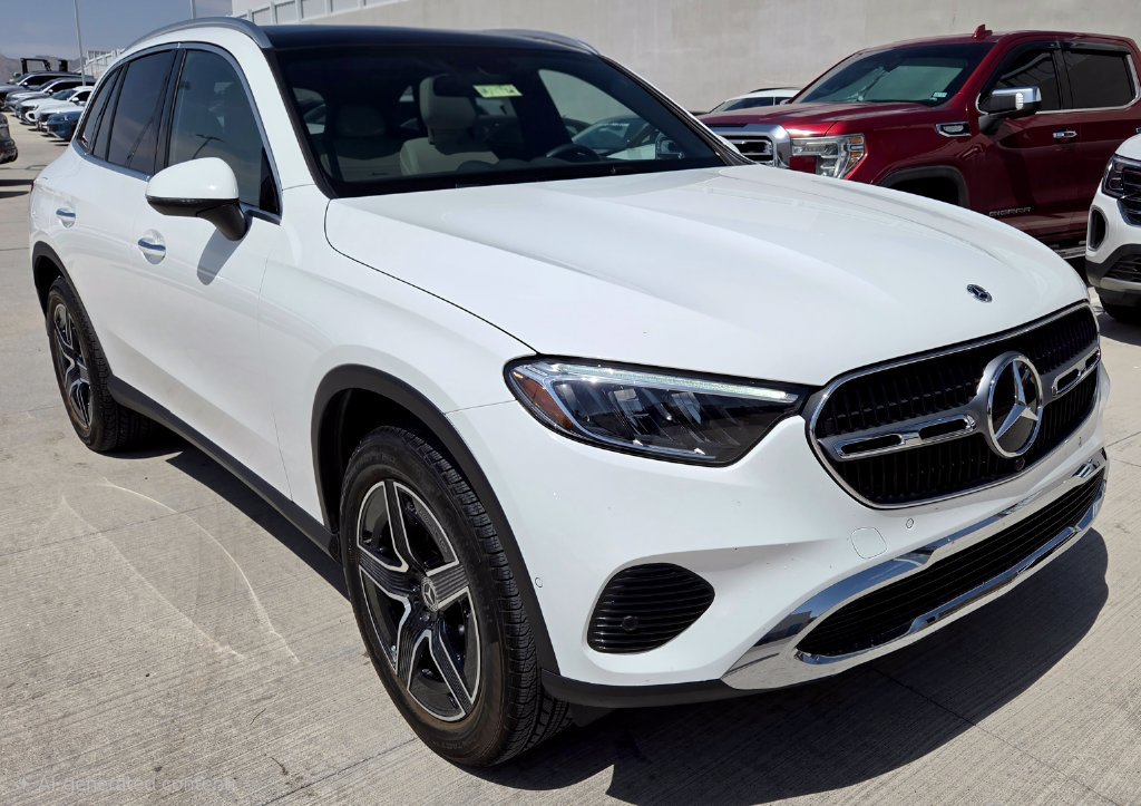 Used 2026 Mercedes-Benz GLC 300 image 3