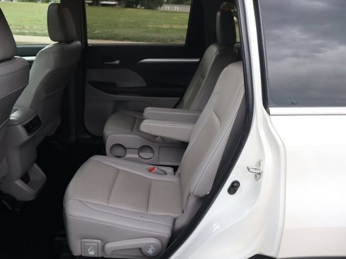 Used 2019 Toyota Highlander XLE AWD/4WD image 21