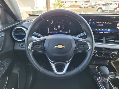 Used 2025 Chevrolet Trax LT w/ LT Convenience Package FWD image 16