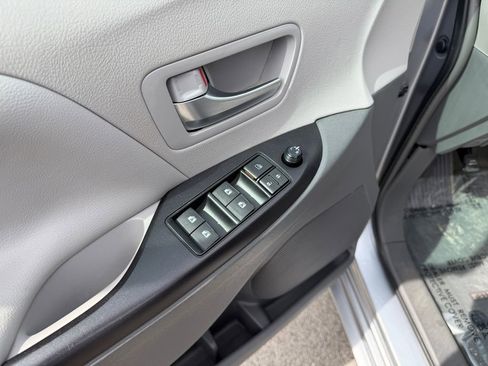 Used 2017 Toyota Sienna LE FWD image 12