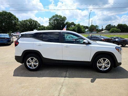 Used 2024 GMC Terrain SLE image 3