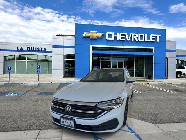 Used 2024 Volkswagen Jetta SE w/ Panoramic Sunroof Package FWD image 3