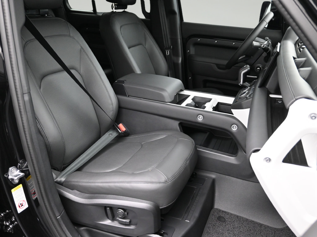Used 2025 Land Rover Defender 110 X-Dynamic SE AWD/4WD image 9