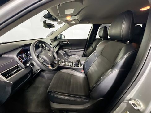 Used 2024 Mitsubishi Outlander SE image 14