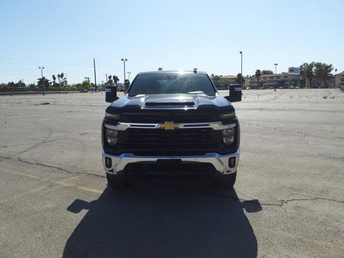 Used 2024 Chevrolet Silverado 2500 LT w/ Convenience Package image 3