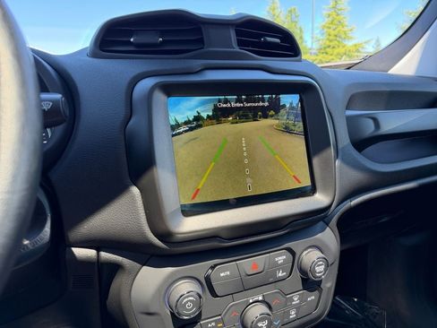 Used 2023 Jeep Renegade Latitude w/ Sun/Sound Group AWD/4WD image 17