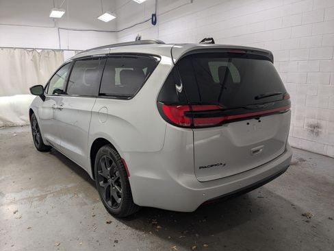 New 2026 Chrysler Pacifica Select FWD image 8