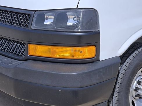 Used 2021 Chevrolet Express 3500 w/ Driver Convenience Package RWD image 9