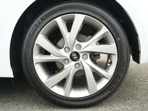 Used 2016 Hyundai Veloster FWD image 30