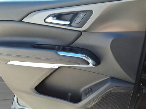 Used 2025 Chevrolet Traverse LT image 16